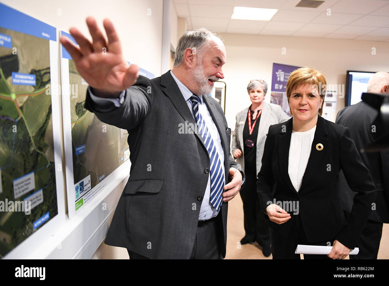 Erster Minister Nicola Sturgeon mit Perth und Kinross Rat leader Murray Lyle an Perth College UHI in Perth, wo sie legt die Einzelheiten der zusätzlichen Schottische Regierung die Finanzierung für die Tay Städte Region. Stockfoto
