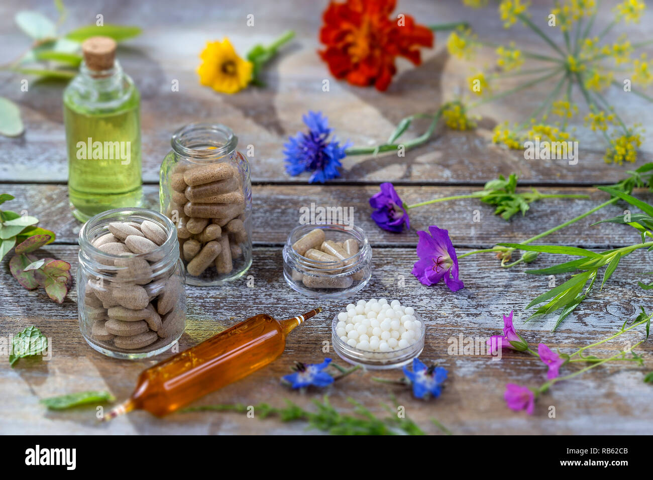 Alternative kraut Medizin. pflanzliche Vitamin auf Holzbrett Stockfoto