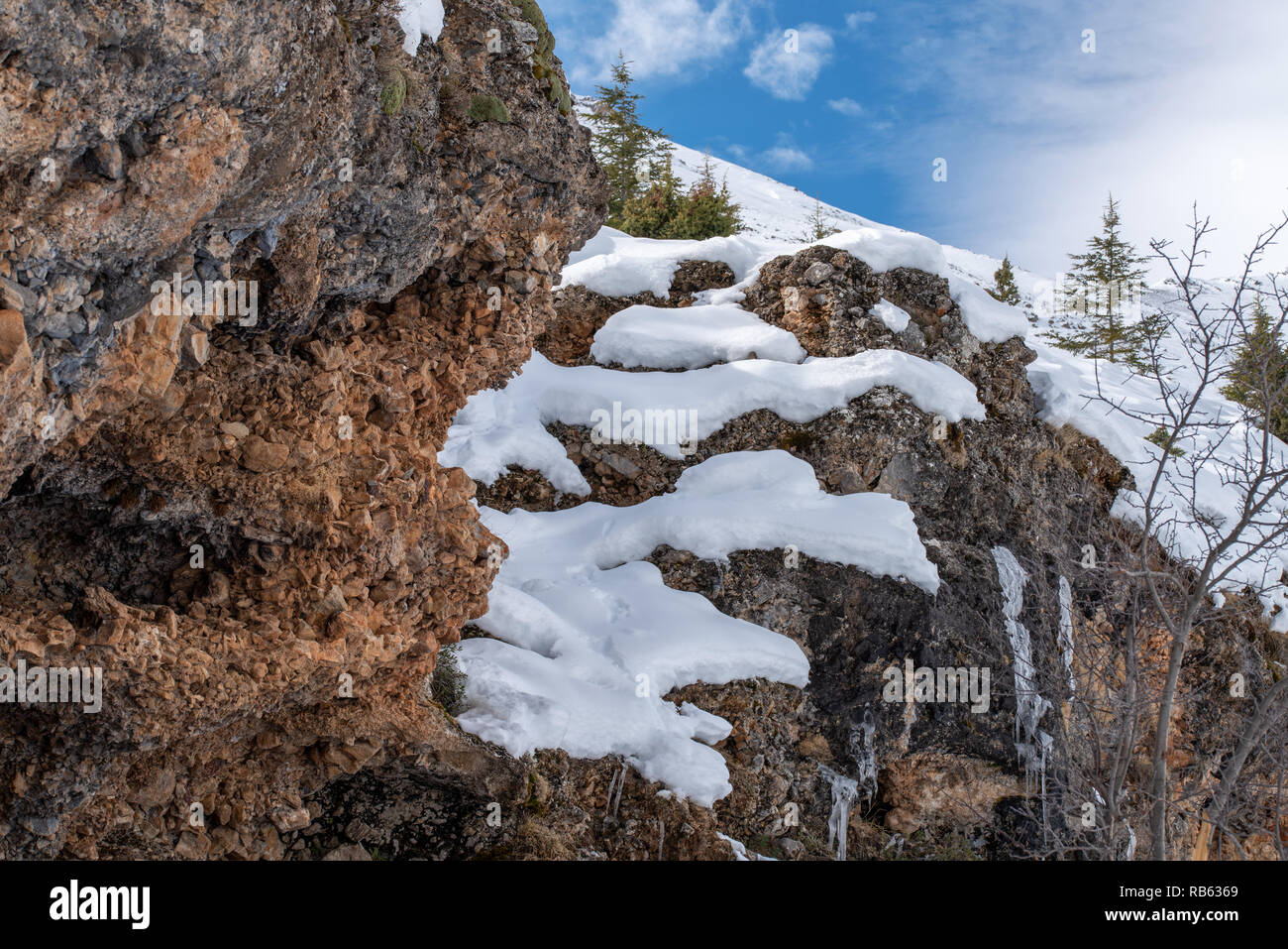 Schnee und Fels im Winter mit Sky. Saison Konzept. Stockfoto