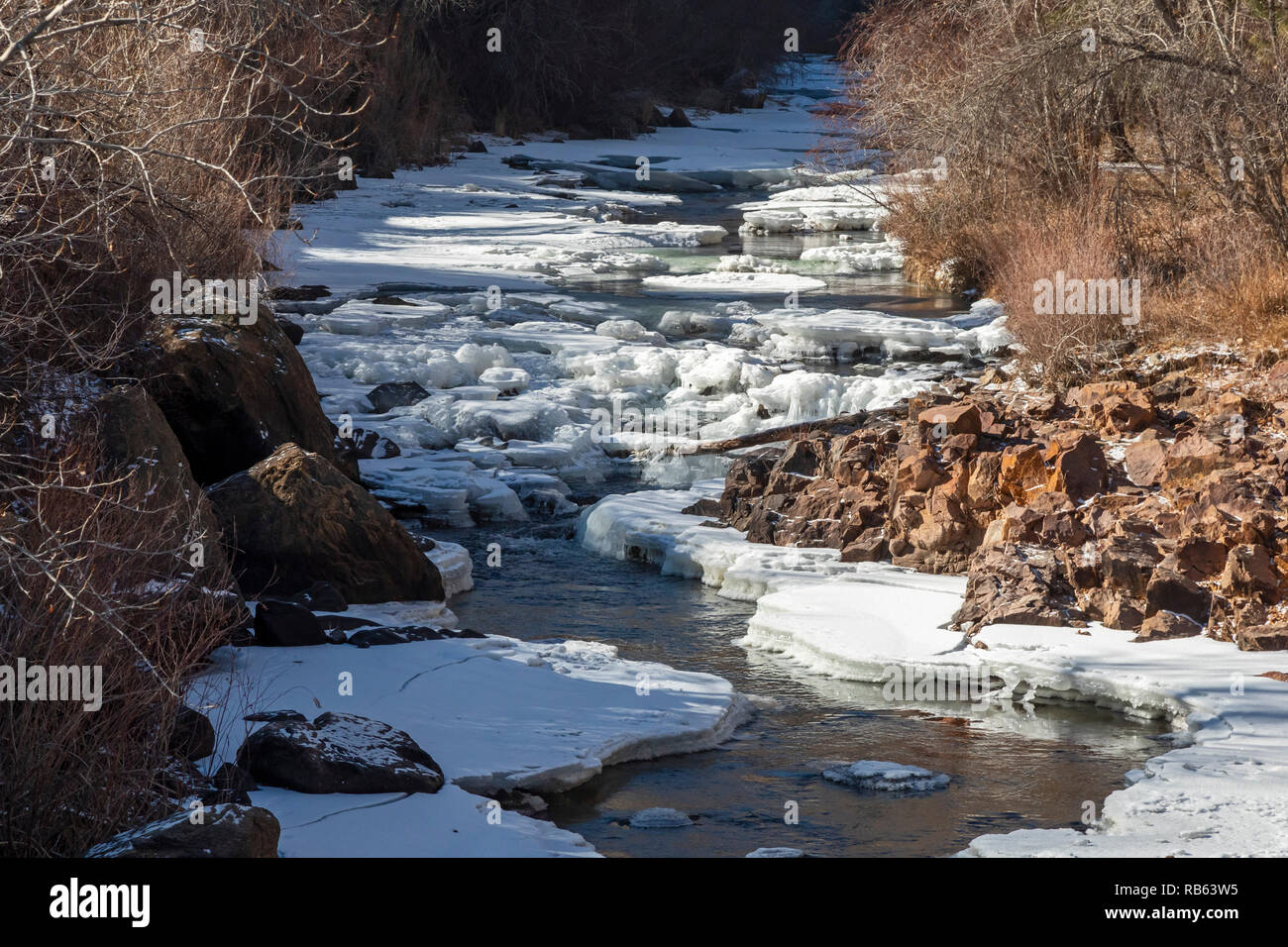 Golden Colorado - Clear Creek, teilweise im Winter eingefroren. Der Bach fließt von der Continental in den Rocky Mountains durch Clear Creek Cany Teilen Stockfoto