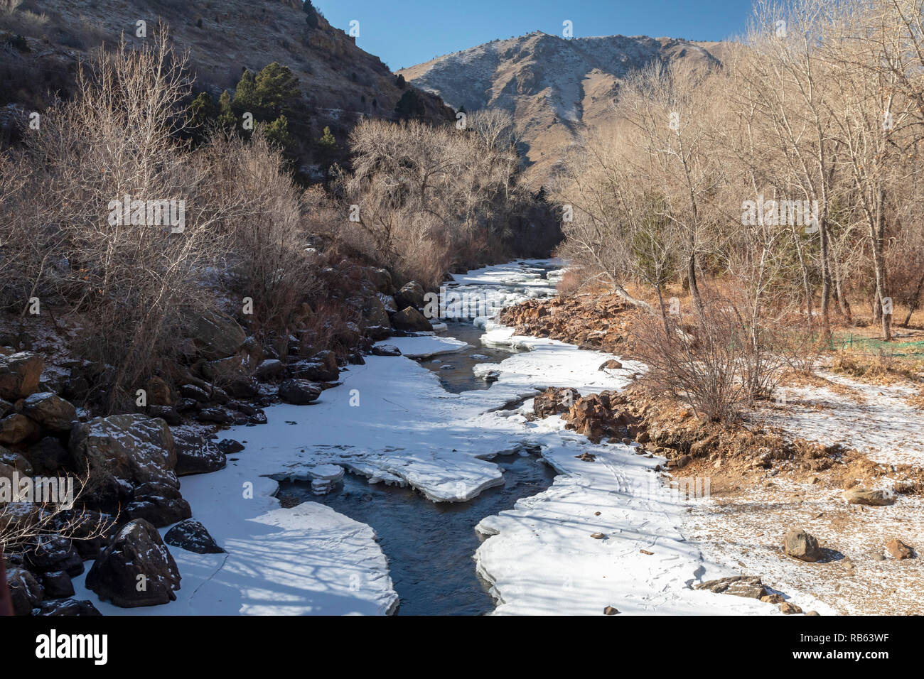 Golden Colorado - Clear Creek, teilweise im Winter eingefroren. Der Bach fließt von der Continental in den Rocky Mountains durch Clear Creek Cany Teilen Stockfoto