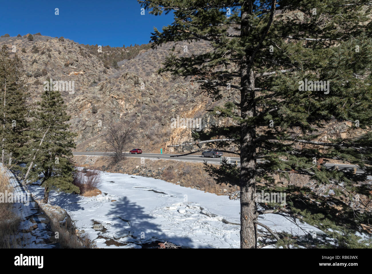 Idaho Springs, Colorado - Clear Creek, teilweise im Winter gefroren, fließt entlang der Autobahn 6 bis Clear Creek Canyon. Der Bach fließt von der Conti Stockfoto
