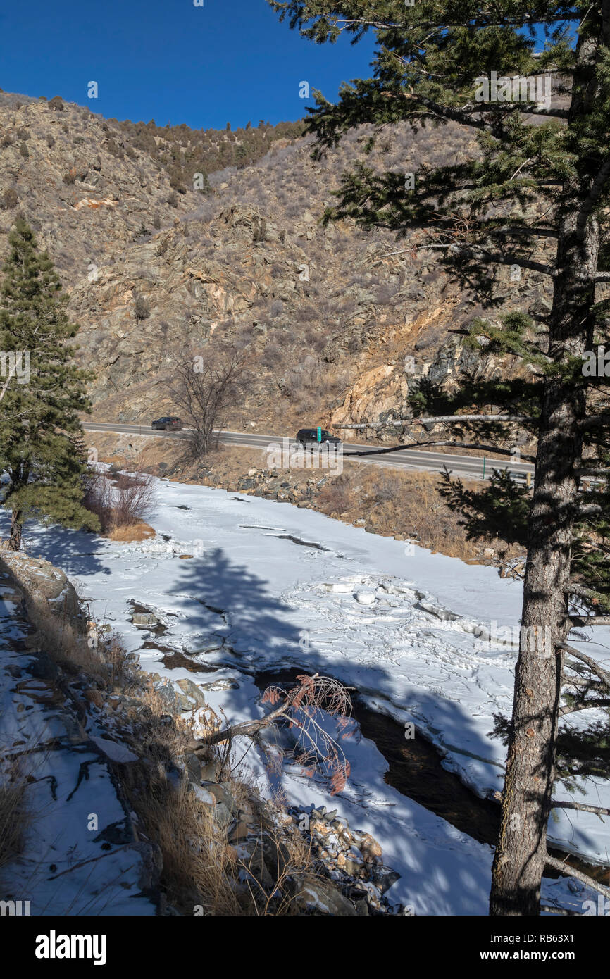 Idaho Springs, Colorado - Clear Creek, teilweise im Winter gefroren, fließt entlang der Autobahn 6 bis Clear Creek Canyon. Der Bach fließt von der Conti Stockfoto