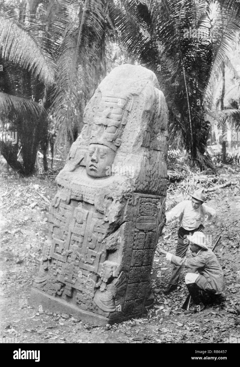 Foto von der Stele in Quirigua. Guatemala. Stele für die Königin von Quirigua. An den Seiten sind Hieroglyphen der Maya Manuskripte gesehen. Vom 900 AD (Photograpgh datiert 1915). Stockfoto