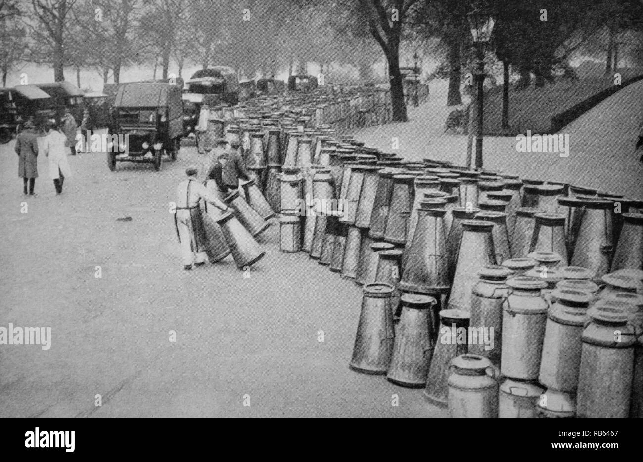 Foto von Milchkannen während The Great Strike von Hyde Park, Hyde Park übermittelt werden. Datiert 1926 Stockfoto