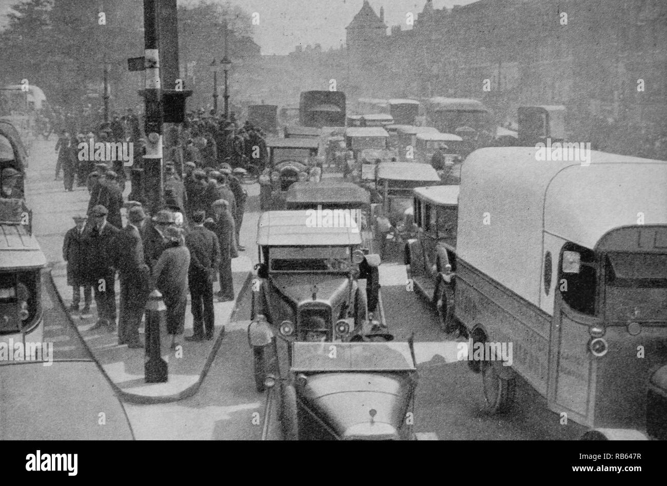 London-Verkehr Massen die Straßen der britischen Hauptstadt während der zwanziger. Stockfoto