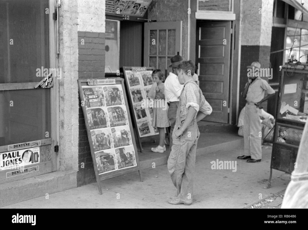 Kinder betrachten Plakate vor Film, Samstag, Steele, Missouri 1938 Stockfoto