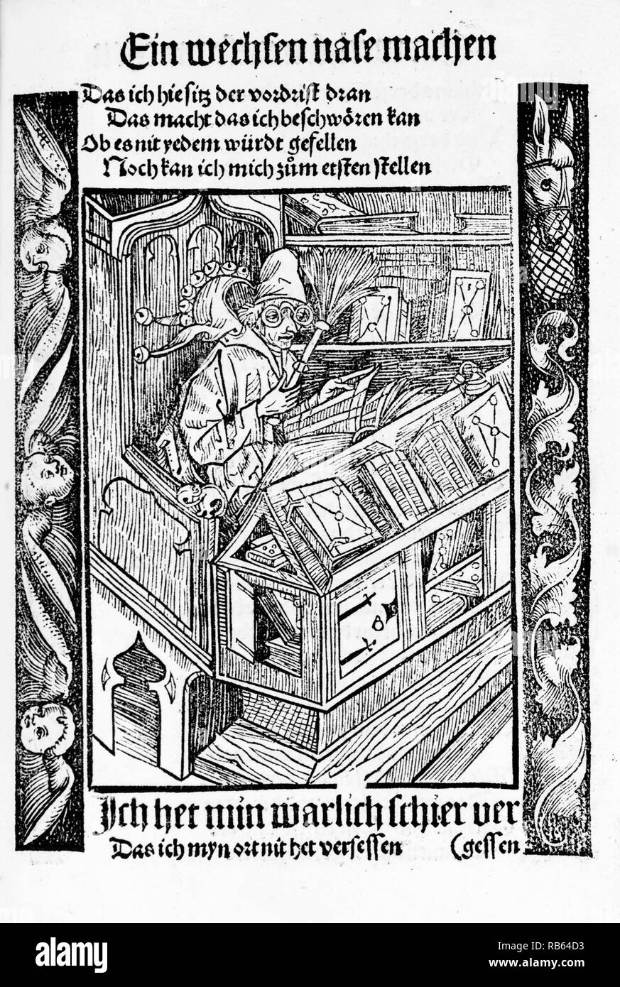 Holzschnitt von einem mittelalterlichen Büchersammler sitzen an einem Schreibtisch lesen. Vom Jahre 1494 Stockfoto
