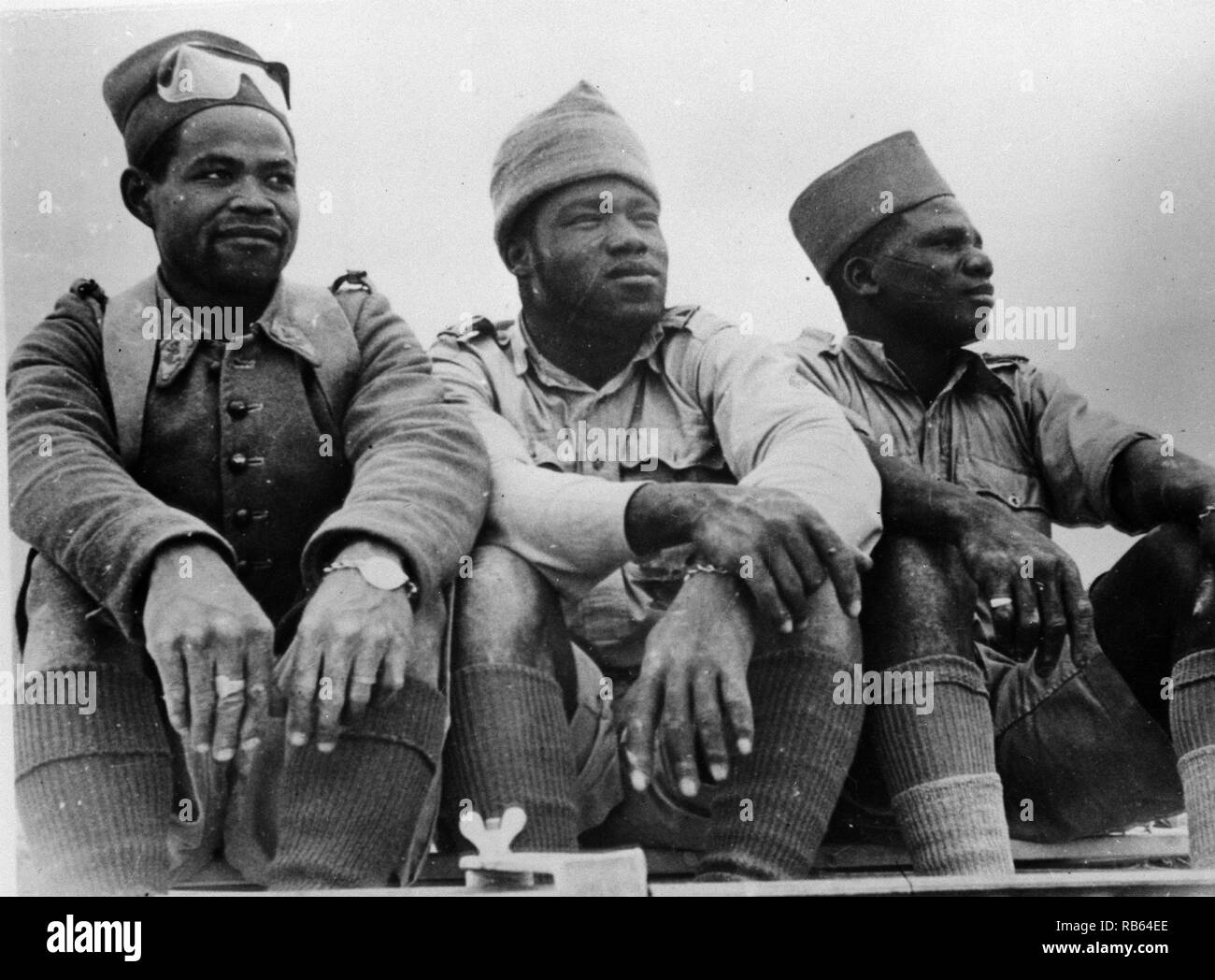Foto von drei Mitgliedern der Freien Französischen Fremdenlegion, die sich in der Schlacht bei Bir Hacheim in der westlichen Wüste unterschieden. Sie sind aus dem Senegal, Äquatorial Afrika und Madagaskar. Vom 1942 Stockfoto