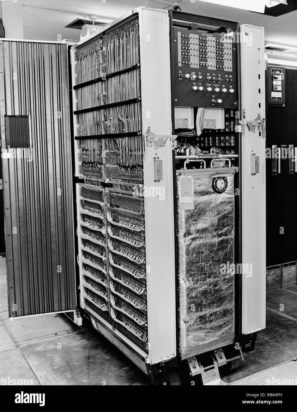 Anzeigen von IBM digital computer Modell 7090 magnet Core installation. ITT Artic Services, Inc., offizielle Foto BMEWS Standort II, Klar, AK, von unbekannten Fotografen, 17. September 1965. Clear Air Force Station, Ballistic Missile Early Warning System Site II. Stockfoto