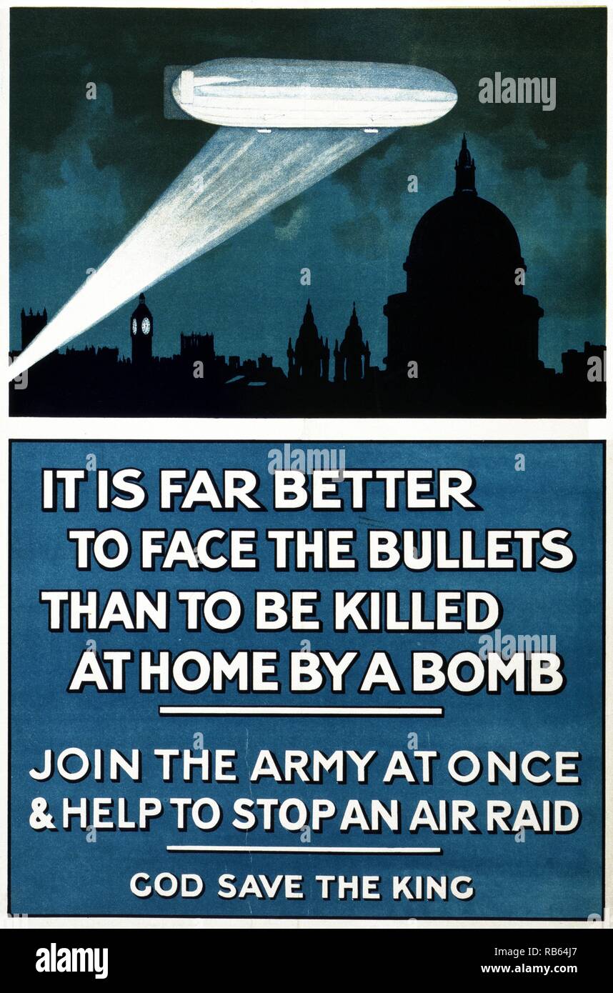 Poster mit einem Lenkbaren in den nächtlichen Himmel über London, von einem Suchscheinwerfer beleuchtet.. Es ist weit besser, die Kugeln als zu Hause durch eine Bombe getötet werden. Melden Sie die Armee auf einmal & Hilfe zu einem Luftangriff zu stoppen. Es lebe der König. Poster mit den Zentralen Recruiting Depot, 1915 ausgestellt. Stockfoto