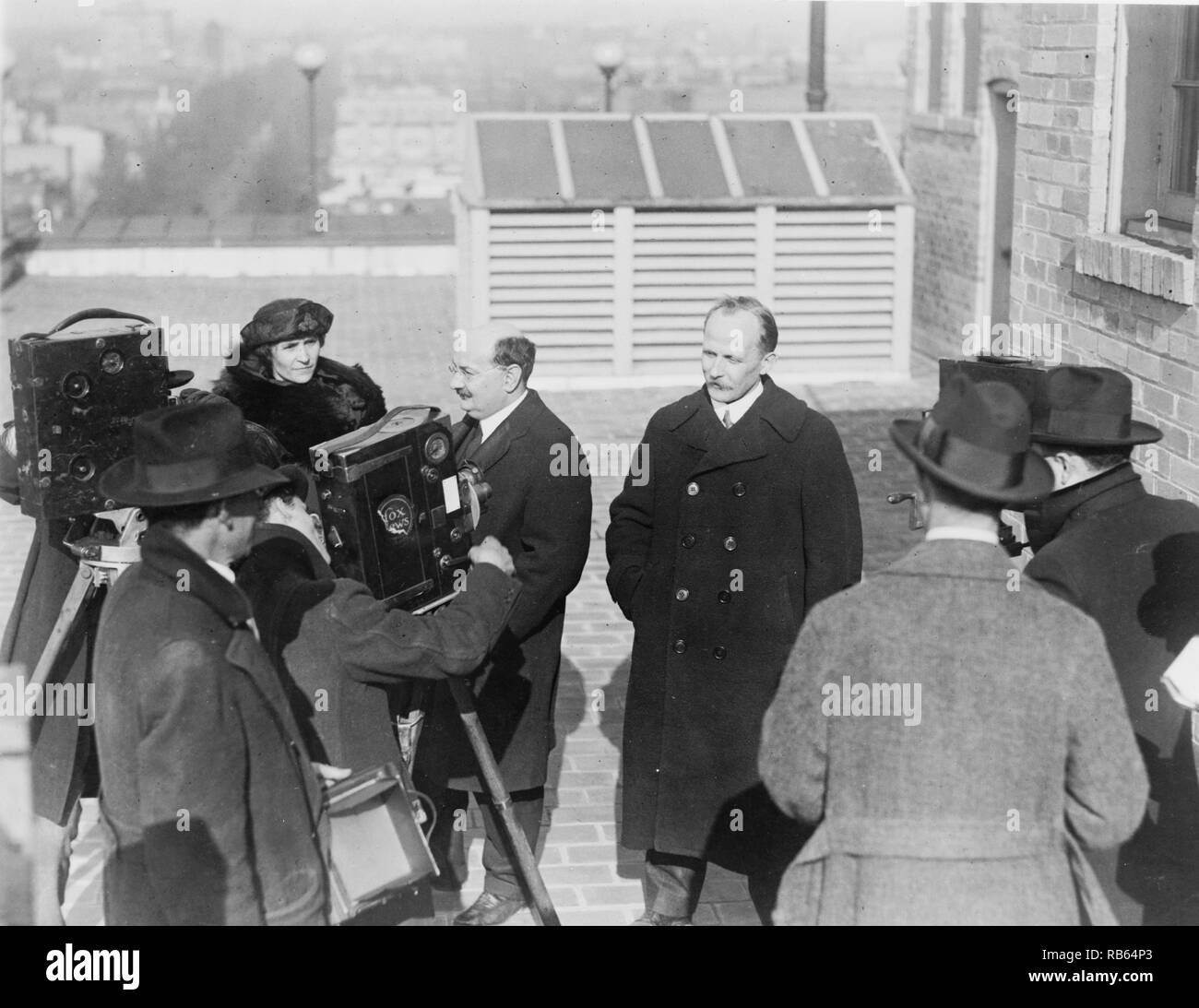 Foto von Ludwig Martens (Vertreter der sowjetischen Regierung), seine Sekretärin, Herr S. Nuorteva (links) und Frau Nuorteva auf dem Dach gestellt, für Motion picture camera Crew. Vom 1923 Stockfoto
