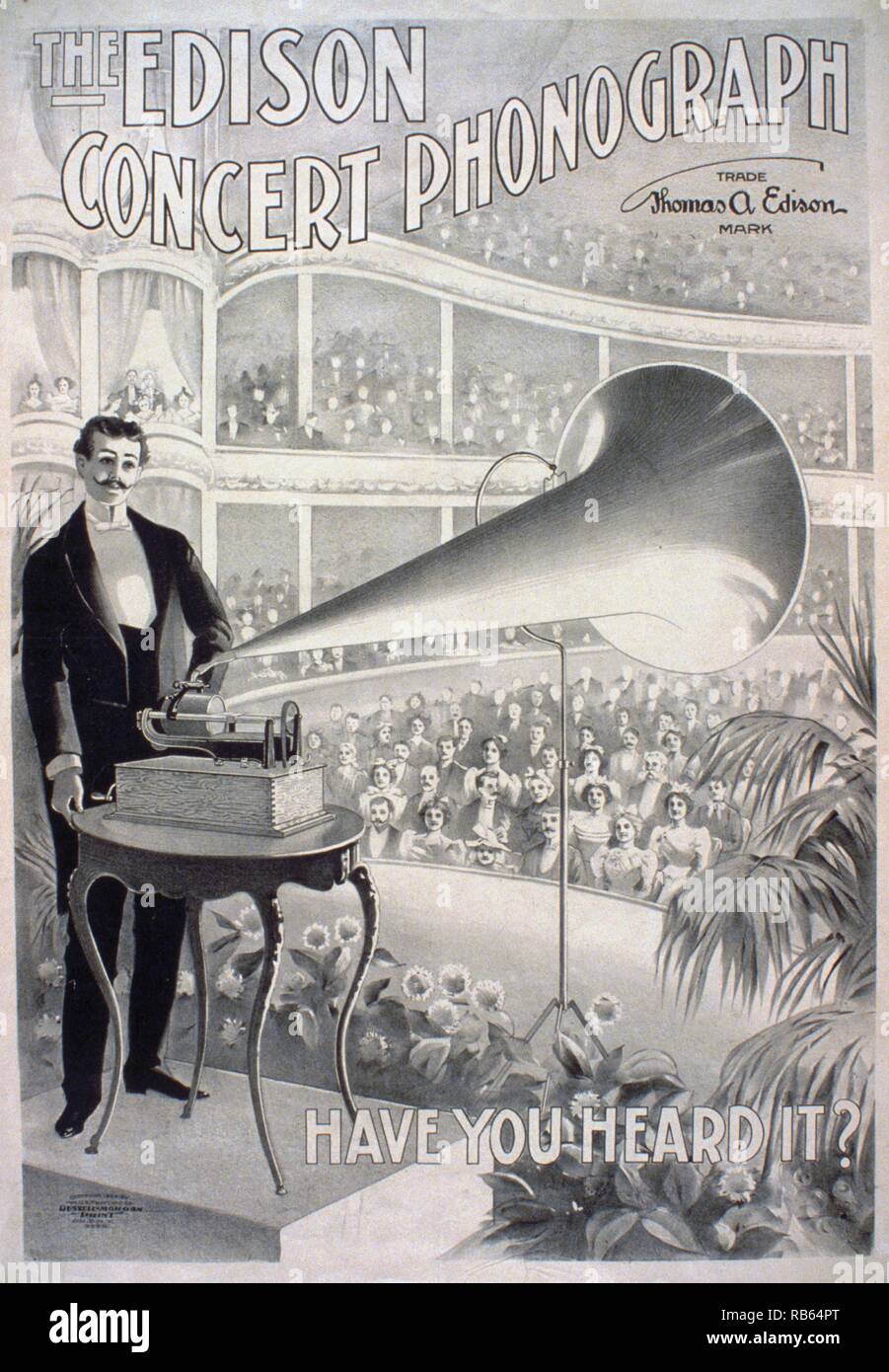 Werbeplakat für Edison Phonographen, das einen Mann zeigt spielen einem Plattenspieler auf einer Bühne vor großem Publikum in einer großen Konzerthalle sitzen. Stockfoto