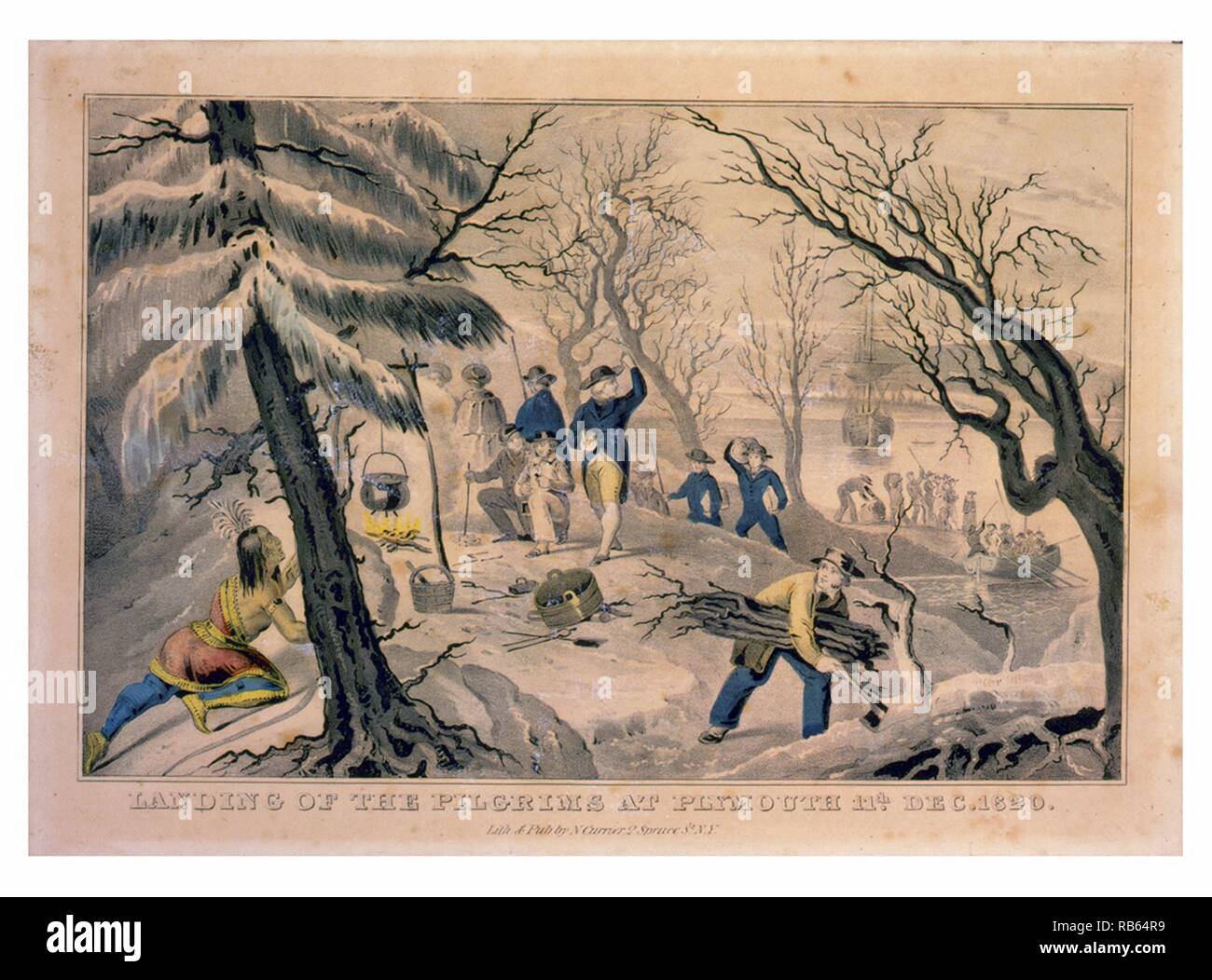 Drucken zeigt eine Native Mann, versteckt auf der linken Seite, die Pilger zu beobachten um ein Lagerfeuer mit kleinen Kessel; ein Mann mit Beil ist Sammeln von Brennholz und mehr Pilger an Land kommen aus dem Mayflower, in einem Winter mit verschneiten Landschaft. Stockfoto