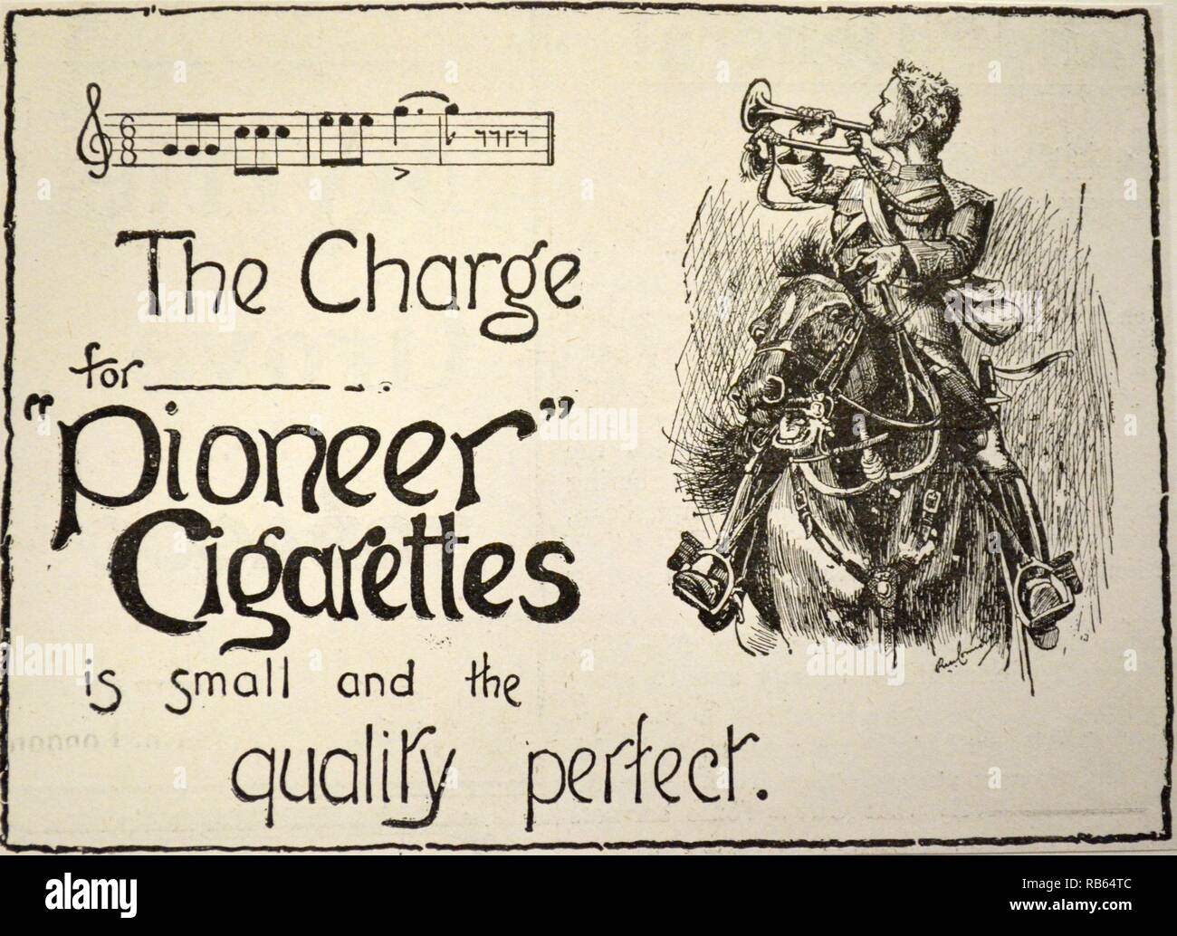 Die Werbung mit dem Britischen hurrapatriotismus Inserieren' Zigaretten Pioneer' während des Zweiten Burenkrieg, zeigen eine montiert Trompeter klingenden Die Gebühr. Von '' Der Illustrated London News'', London, 1900. Stockfoto