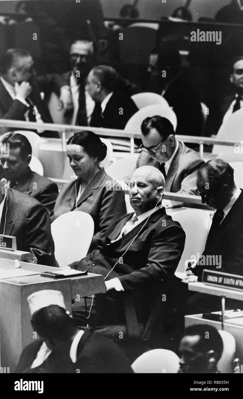 Nikita Chruschtschow, der Führer der Union der Sozialistischen Sowjetrepubliken, auf einer Sitzung der Generalversammlung der Vereinten Nationen, New York 1955 C. Stockfoto