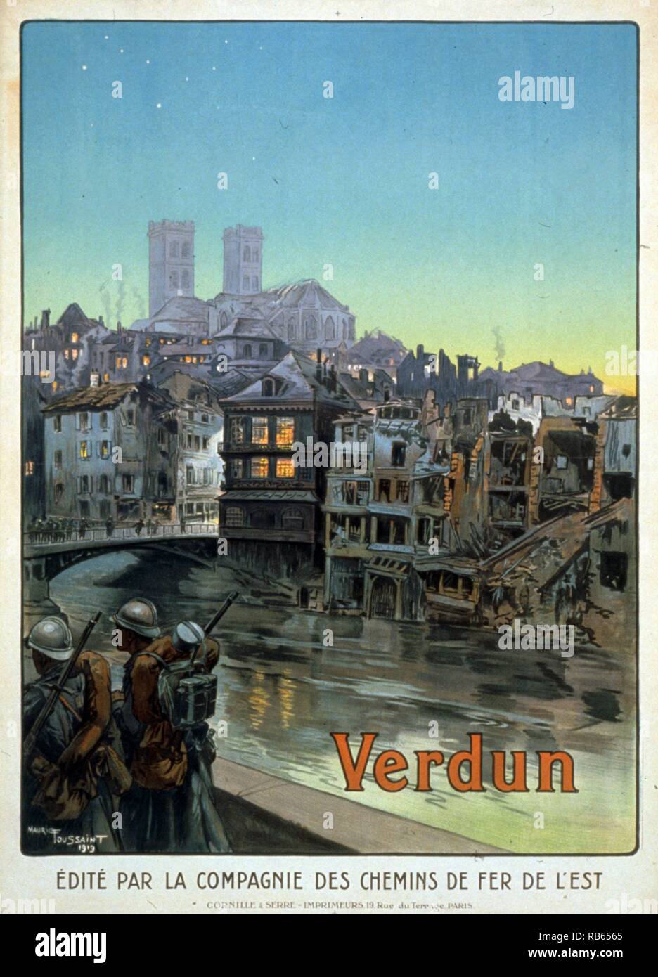 VerdunSoldaten marschieren neben einem Fluss und über eine Brücke in