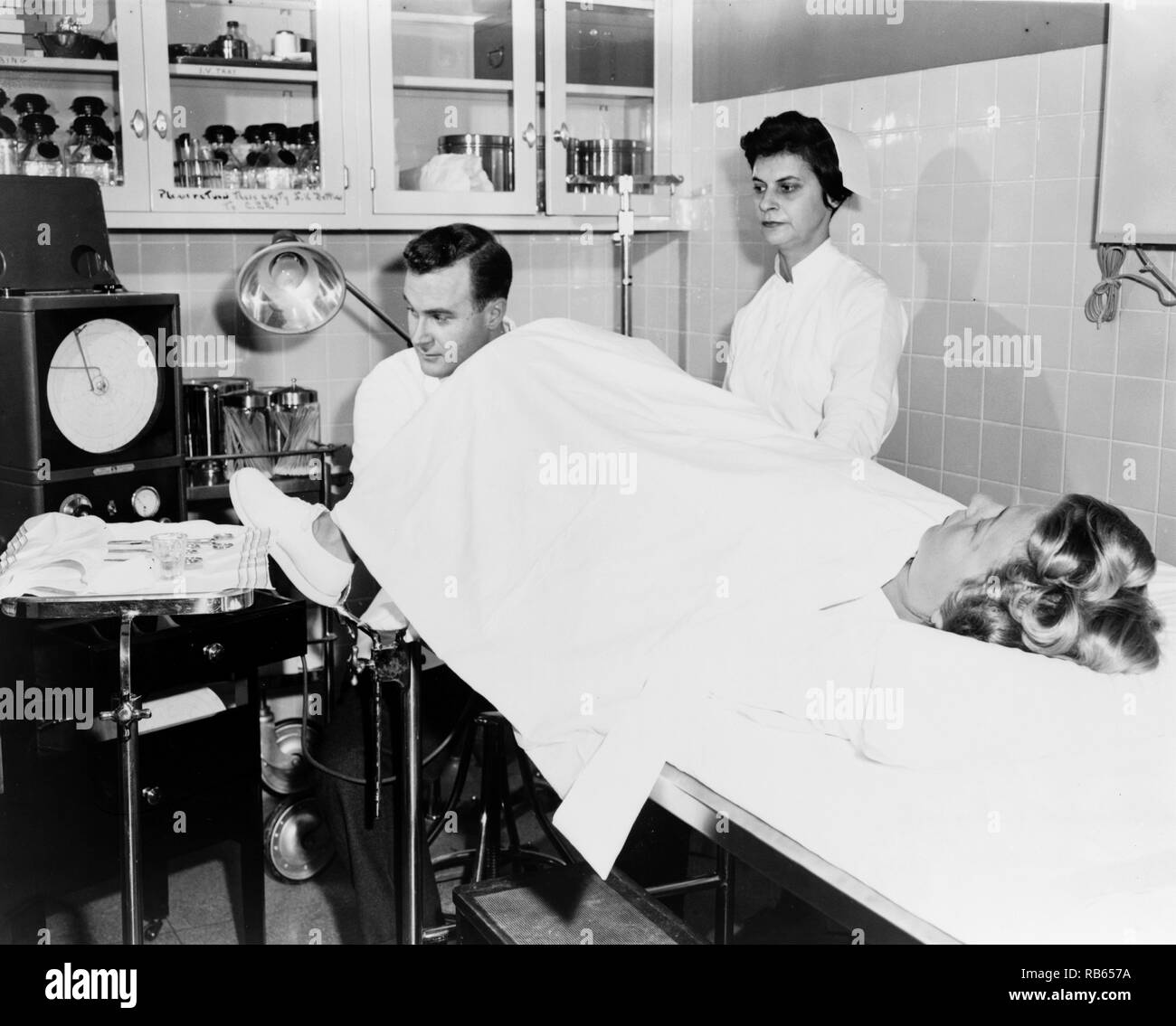 Dr. Hans mit Krankenschwester und Patient in einem Untersuchungsraum an der Unfruchtbarkeit Klinik am Long Island Jewish Hospital. Das Zentrum, das die Klinik gehört zu einer der Größten graduate Education Programme im Staat New York. Stockfoto