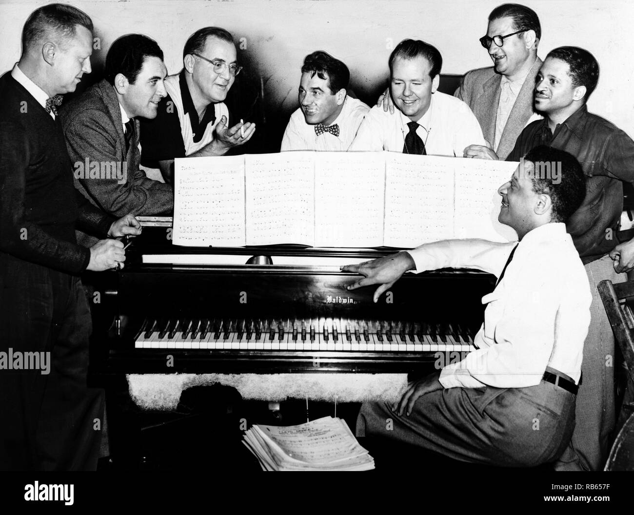 Benny Goodman auf Probe mit seiner neuen Gruppe - um Piano sitzen rechts: Vernon Braun links, George Auld, Gene Krupa, Clint Neagley, Ziggy Elman, Israel Crosby und Teddy Wilson (Klavier) Stockfoto