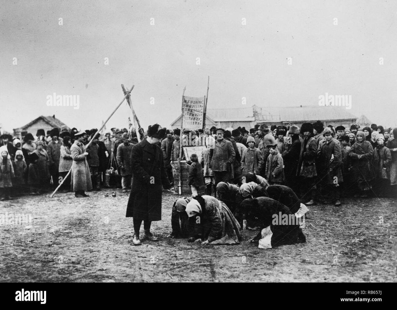 Hungrige russische Frauen Knien vor American Relief Administration Beamten Stockfoto