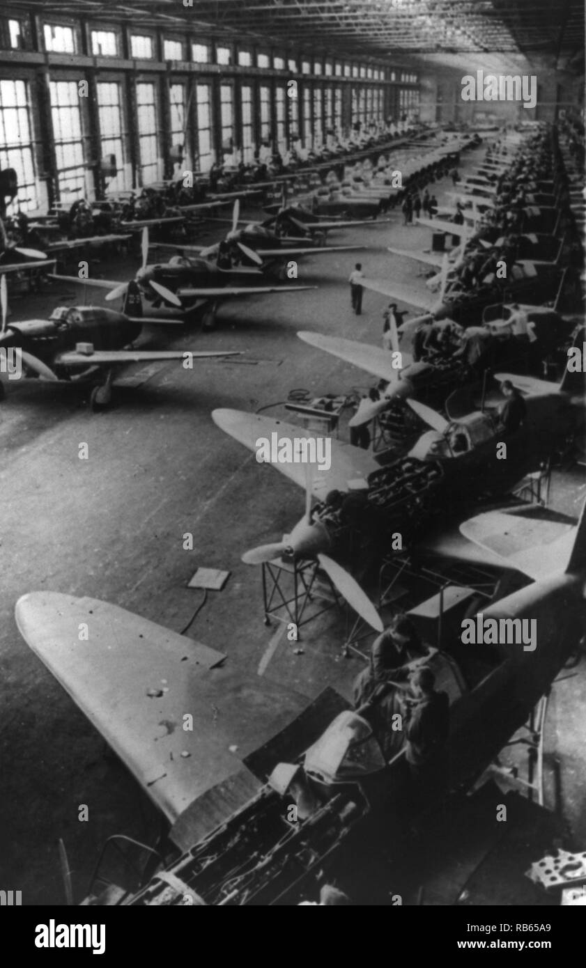 Jak "Kampfflugzeuge für die rote Luftwaffe an den Montagelinien in einer sowjetischen Fabrik irgendwo in der UdSSR, 1942 Stockfoto