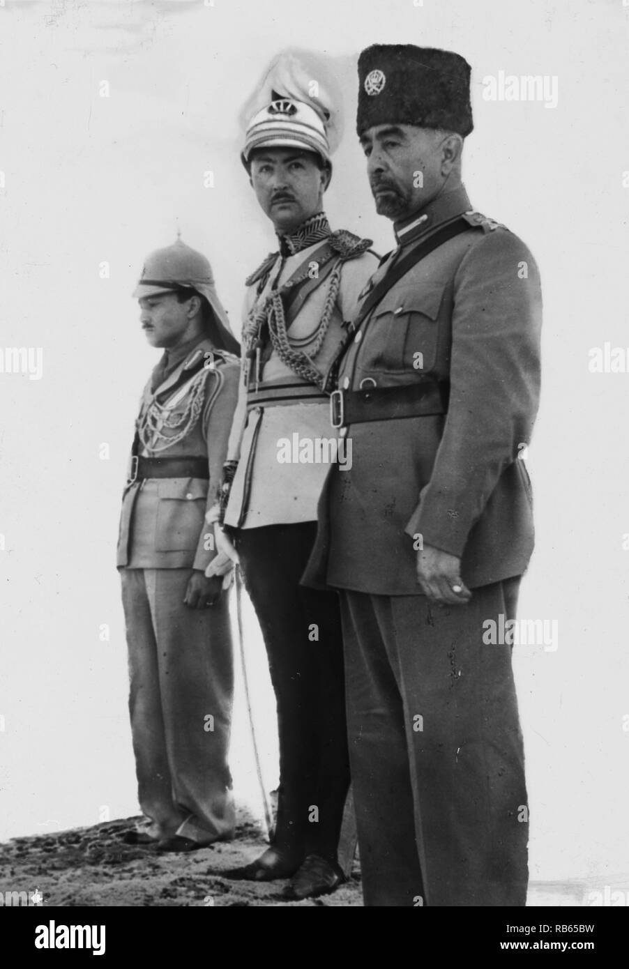 Die Krönung von König Abdullah in Amman. Von rechts nach links, König Abdullah, Emir Abdul Illah (Regent des Irak) und Emir Naif (King Abdullah jüngster Sohn). Am 25. Mai 1946 getroffen. Stockfoto