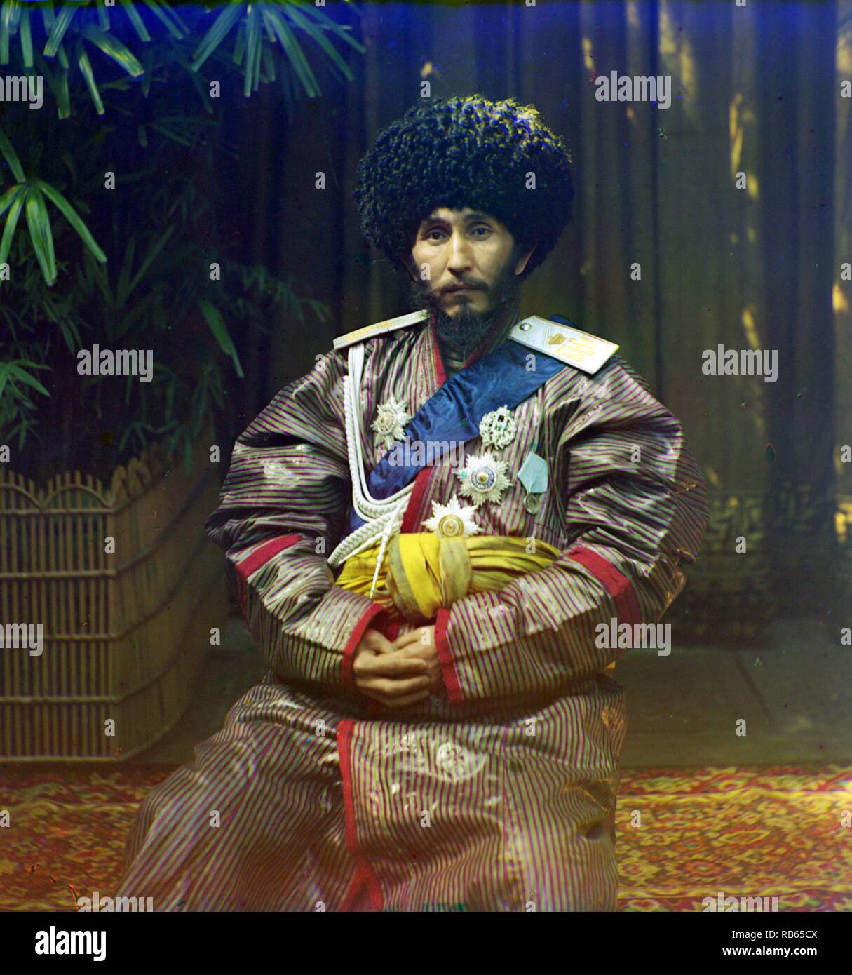 Isfandiyar, Khan der russischen Protektorat von Khorezm (chiwa), in Uniform, auf Sessel, im Freien von Sergei Mikhailovich Prokudin-Gorskii, 1863-1944 Stockfoto