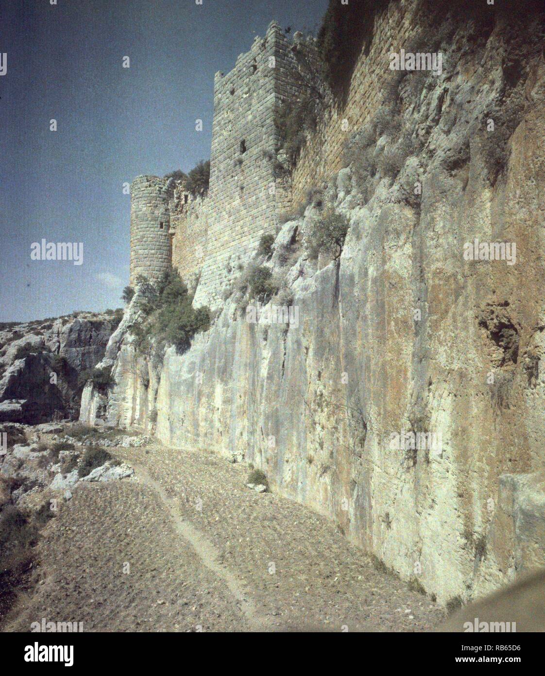 Wassergraben der Zitadelle von Salah Ed-Din auch als Saone oder Saladin Schloss, Syrien bekannt. Es befindet sich östlich von Al-Haffah Stadt und östlich der Stadt Latakia. Die Seite hat zumindest seit der Mitte des 10. Jahrhunderts verstärkt worden. 975 des Byzantinischen Kaisers Johannes Tzimiskes ich die Website erfasst und es blieb unter Byzantinischer, bis um 1108. Stockfoto