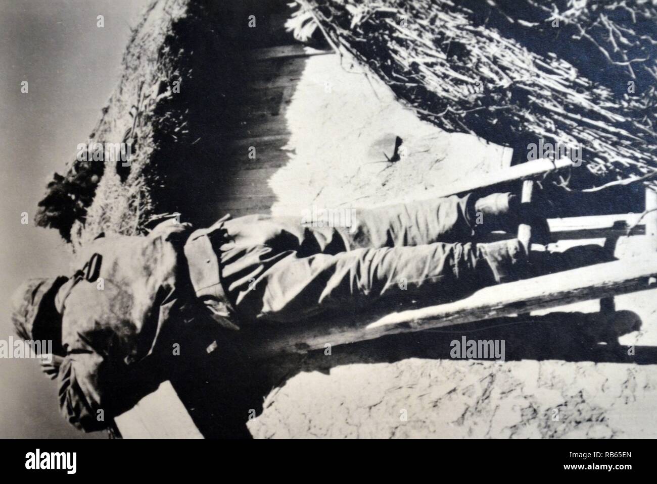 Weltkrieg: Deutsche Beobachter nimmt einen Lookout Position an der Ostfront am Dnjepr 1941 Stockfoto