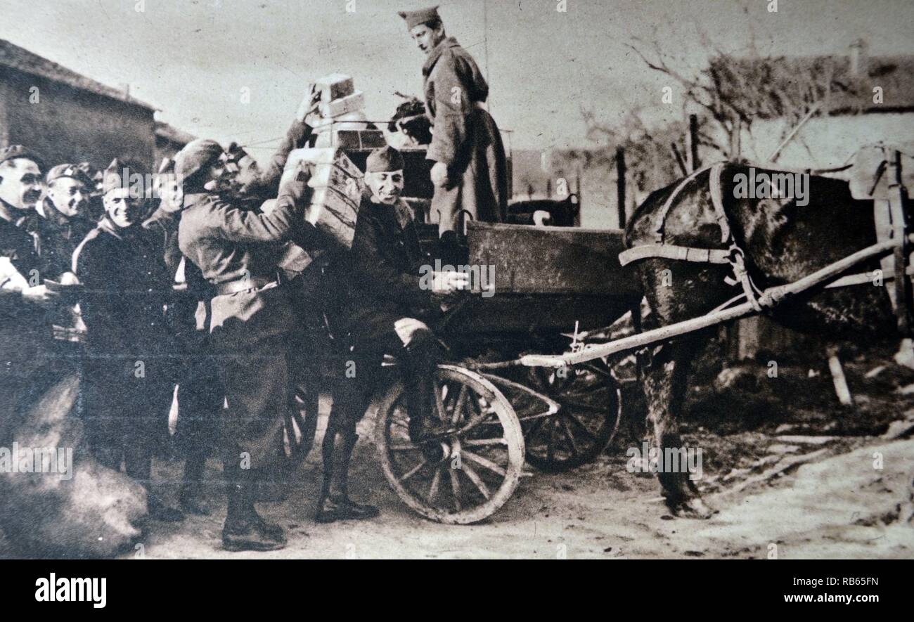 Zweiter Weltkrieg: Französische Soldaten erhalten Lebensmittelpakete 1940 Stockfoto