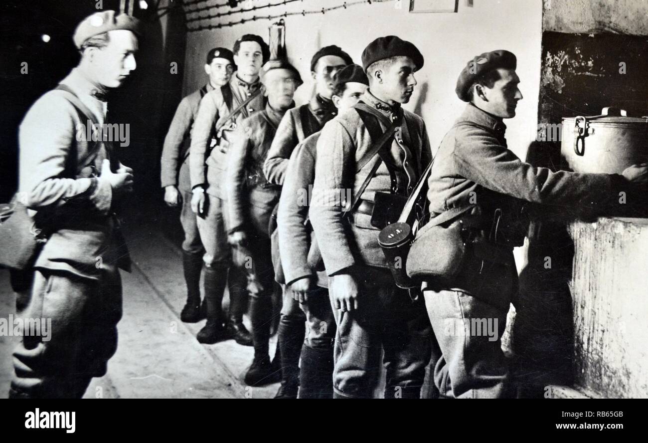 Zweiter Weltkrieg: Französische Soldaten nehmen Suppe aus einer Küche tief in die Befestigungen innerhalb der Maginot-Linie, Frankreich 1940 Stockfoto