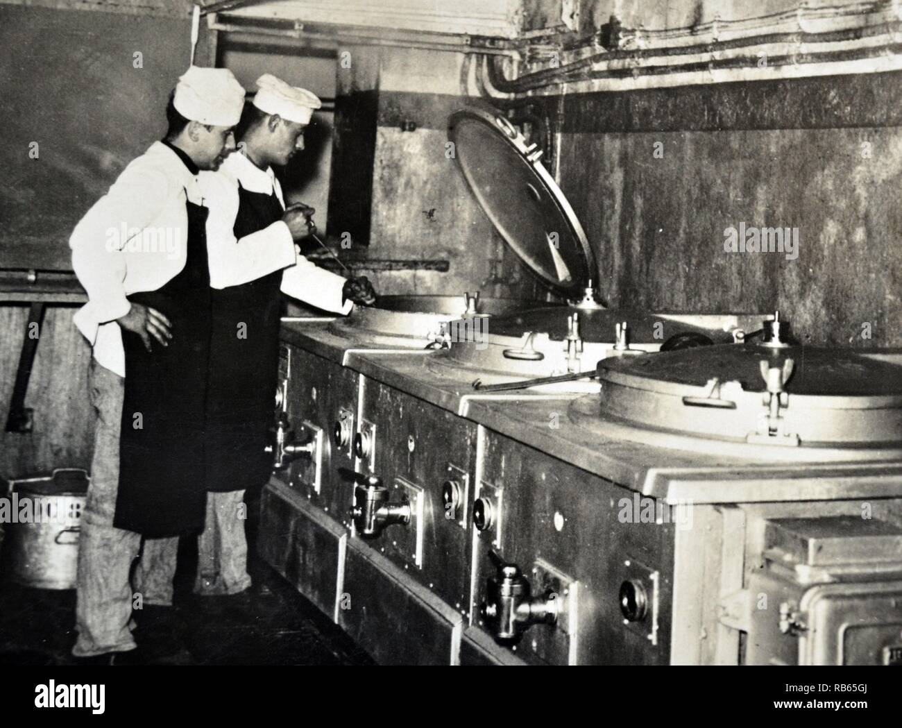 Zweiter Weltkrieg: Französische militärische Köche bereiten eine Mahlzeit in einer Küche, in der Maginot-Linie, Frankreich 1940 Stockfoto
