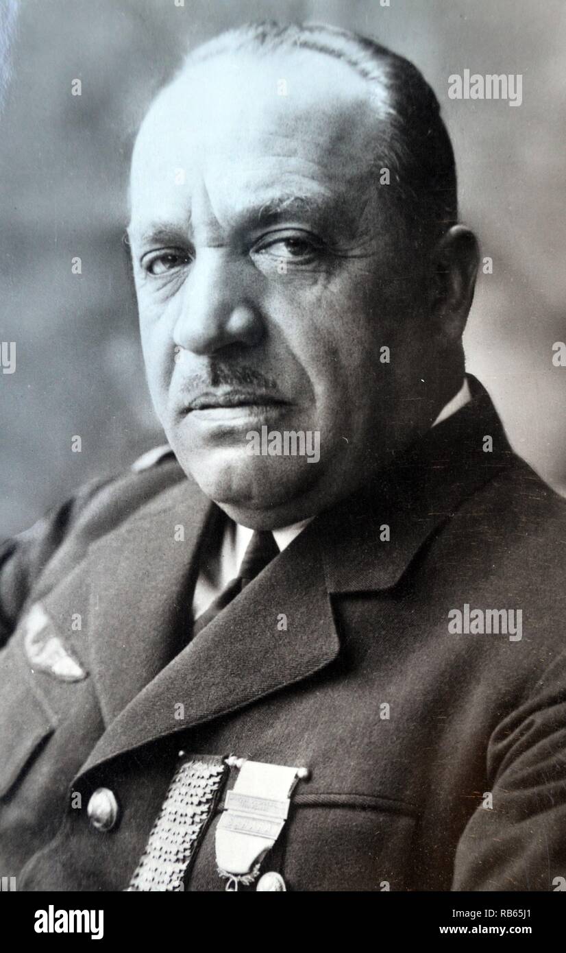 Allgemeine Joseph Vuillemin (in Bordeaux vom 14. März 1883 Geboren - Gestorben in Lyon vom 23. Juli 1963) war ein französischer Militär aviator, die in den beiden Weltkriegen nahm. Chef der französischen Luftwaffe 1938 bis Juni 1940. Während der Schlacht um Frankreich, allgemeine Vuillemin wiederholt forderte mehr britische Geschwader auf die Beihilfe der französischen Streitkräfte, die unter schweren Angriff der Deutschen Luftwaffe zu kommen. Im November 1940 auf eigenen Wunsch wurde er aus der Liste der aktiven Offiziere der Luftwaffe entfernt. Stockfoto