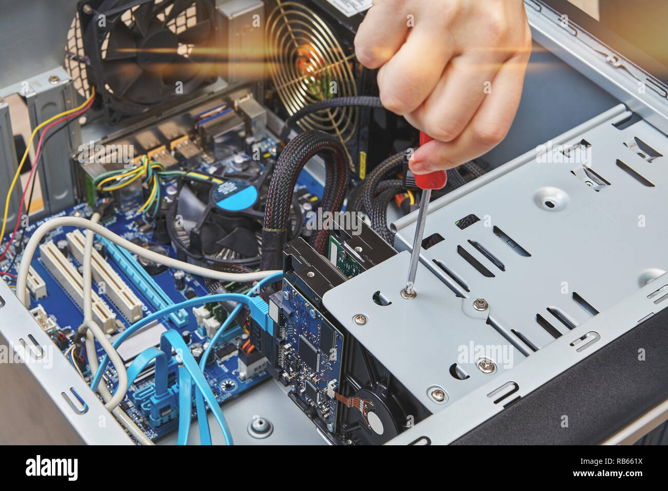 Heimwerker ist, lösen Sie eine Schraube von der Festplatte des Computers, close-up. Stockfoto