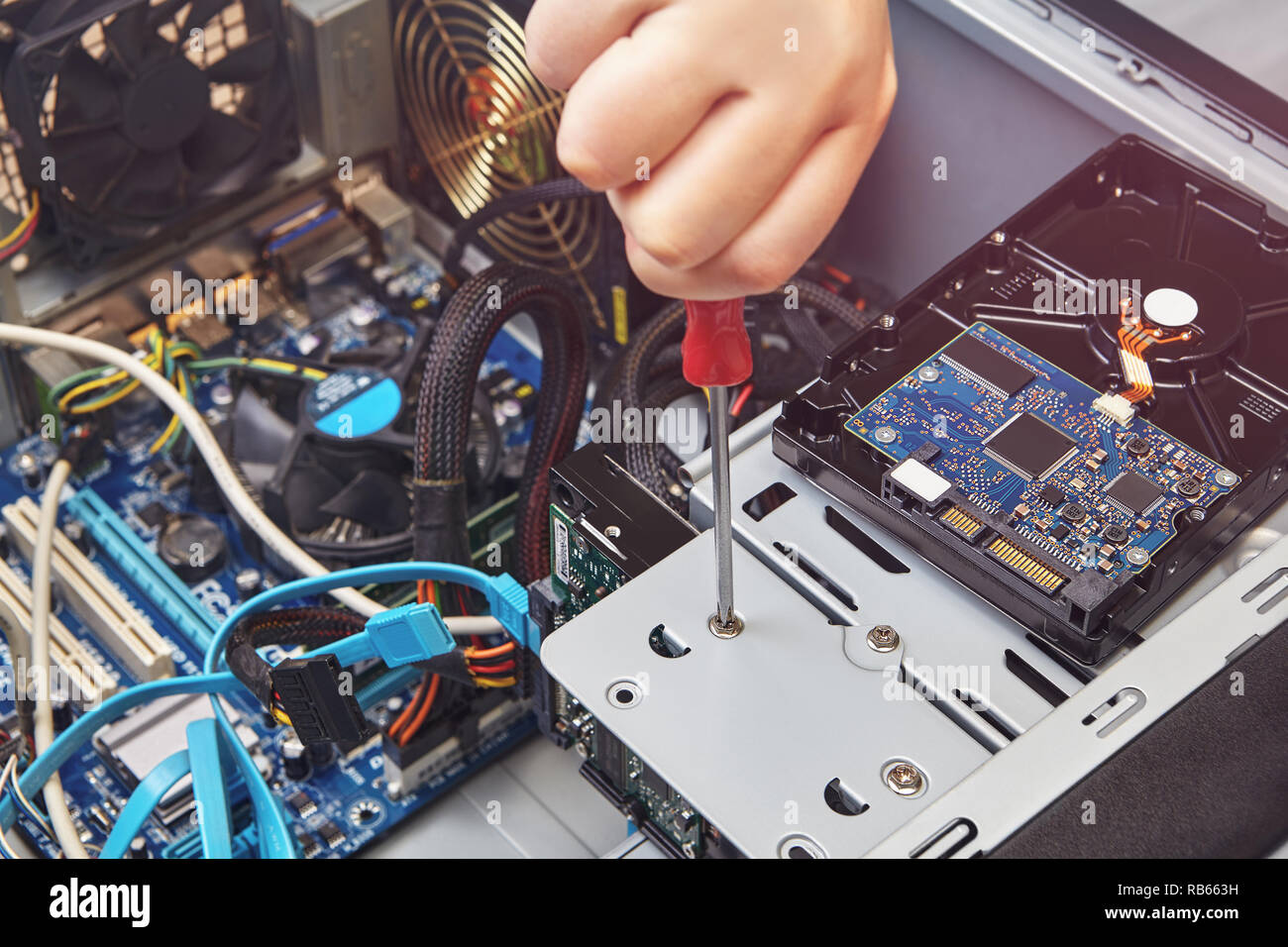 Austausch der Festplatte des unmontiert Desktop Computer mit Hilfe eines Schraubendrehers blockieren. Stockfoto