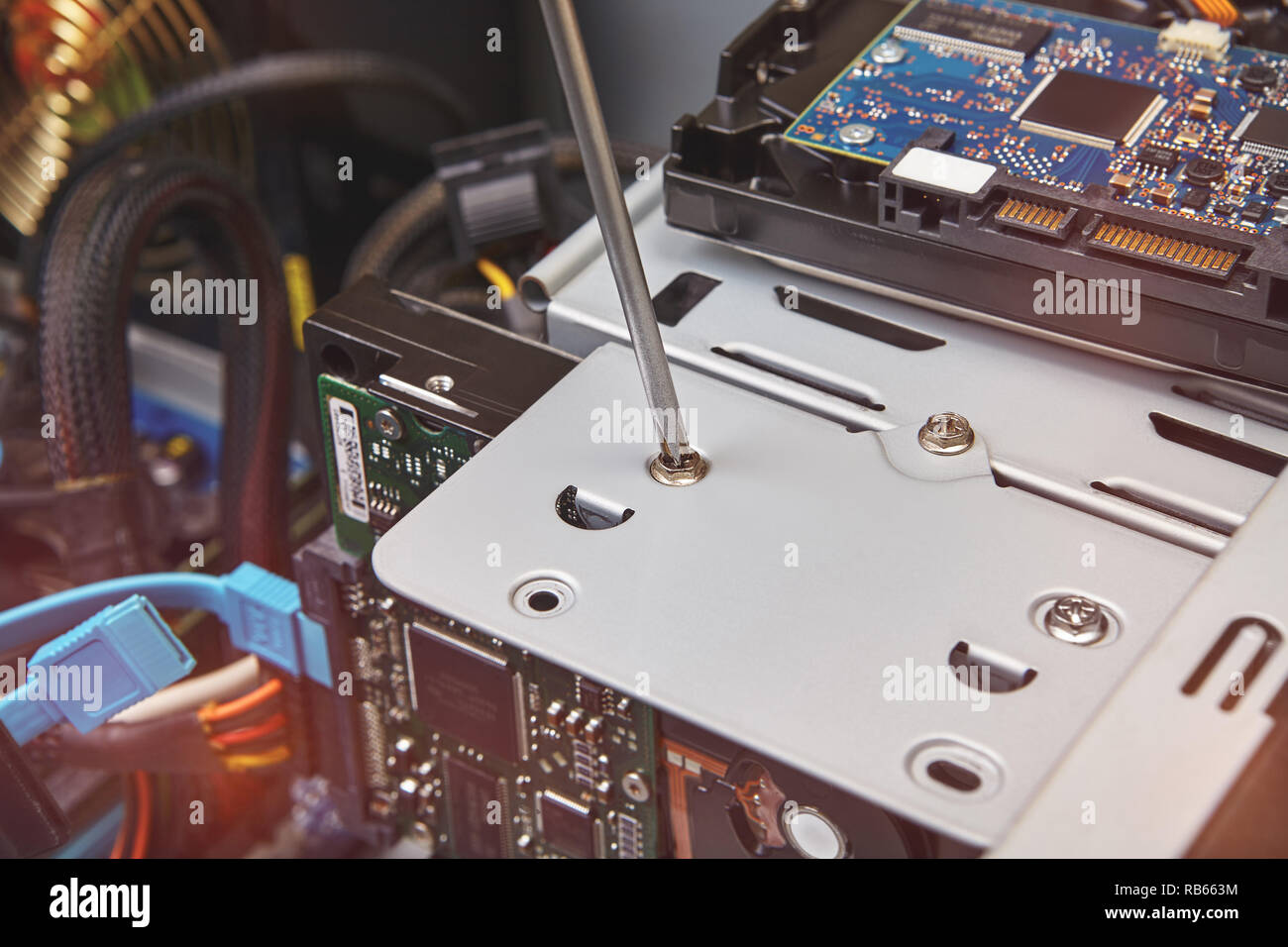 Hardware Installation und Upgrades der unkonfektionierten Systemeinheit mit Hilfe des Schraubendrehers, close-up. Stockfoto