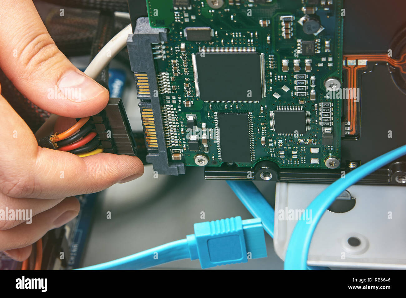 Schlosser ist die Verbindung der Festplatte mit dem Stromanschluss des Desktop Computer, close-up. Stockfoto