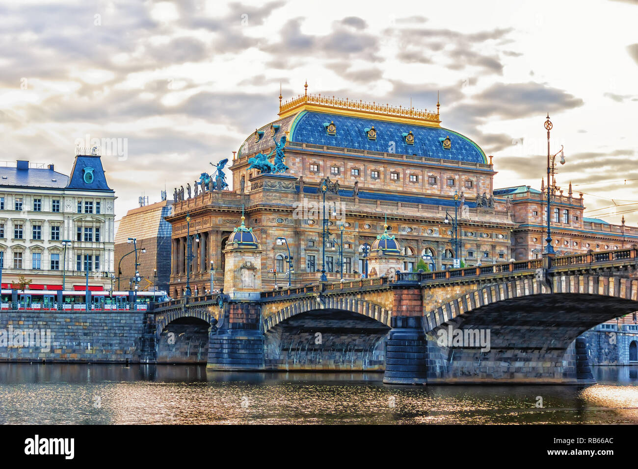 Nationaltheater in Prag, Blick von der Moldau Stockfoto