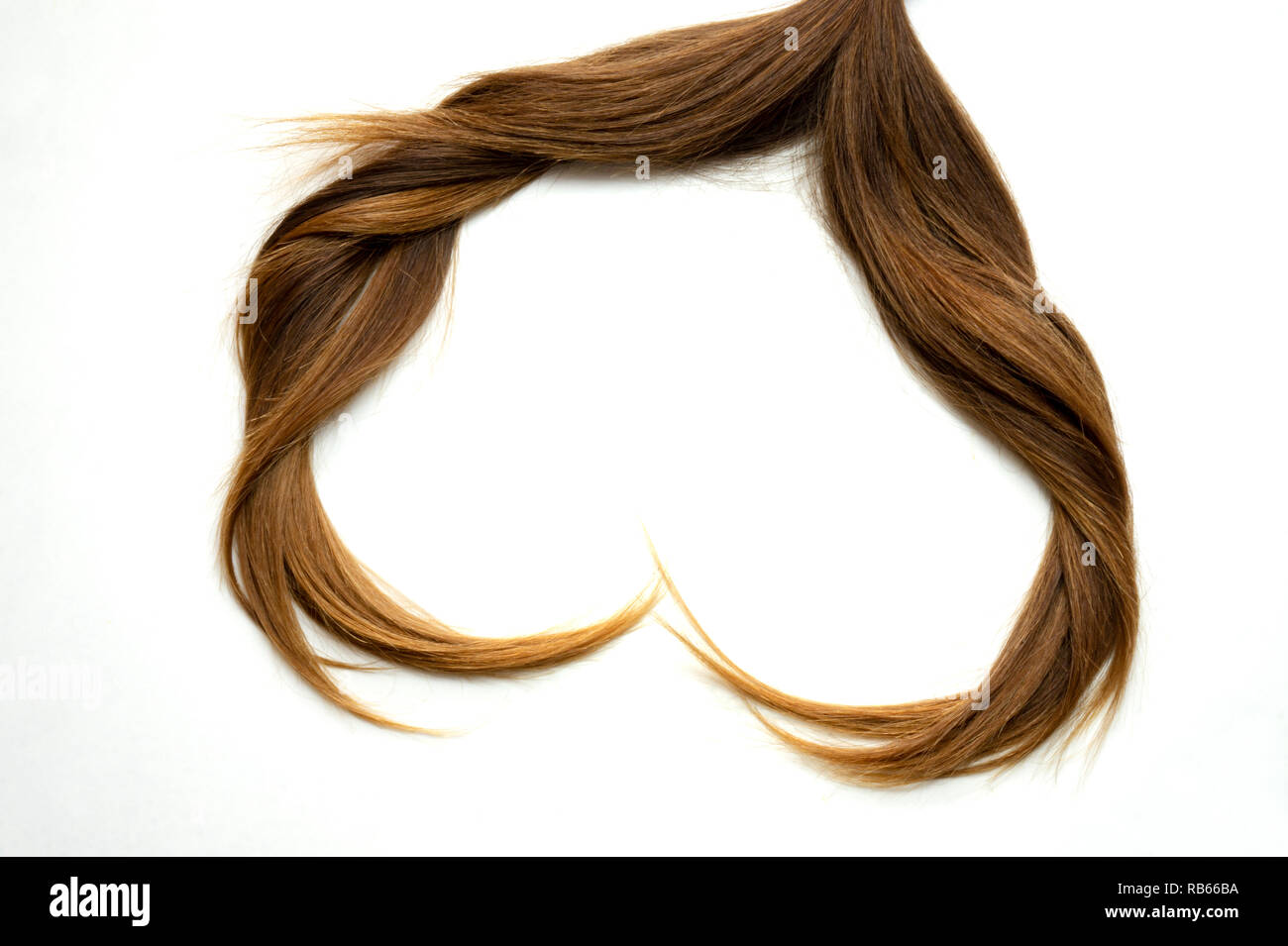 Herz aus natürlichen Haar auf weißem Hintergrund gesundes Haar Konzept - herzförmige Haar Stockfoto