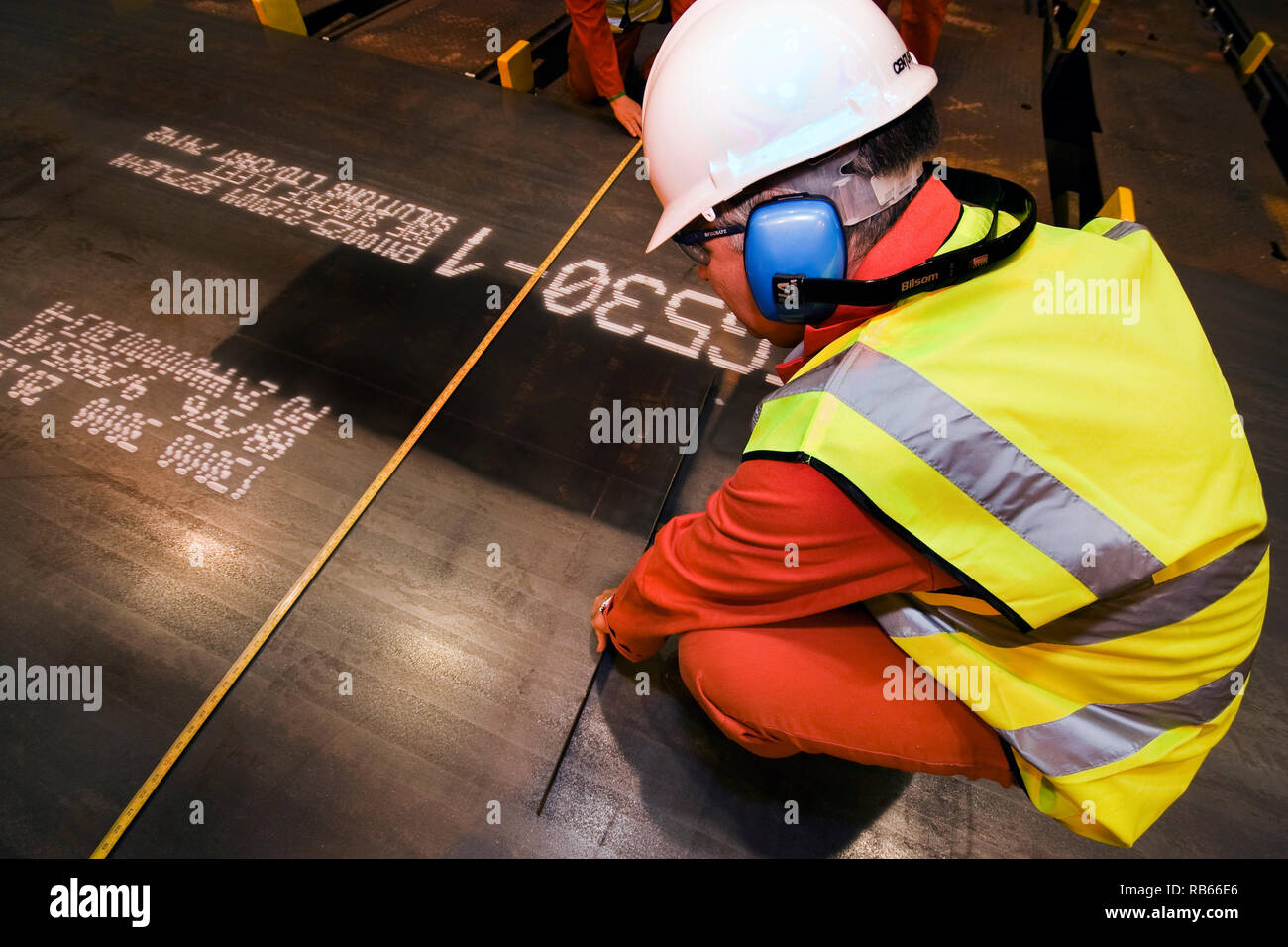 Die Messung der Abmessungen von Stahl für den Bau des neuen Royal Navy Flugzeugträger produziert. Großbritannien Stockfoto