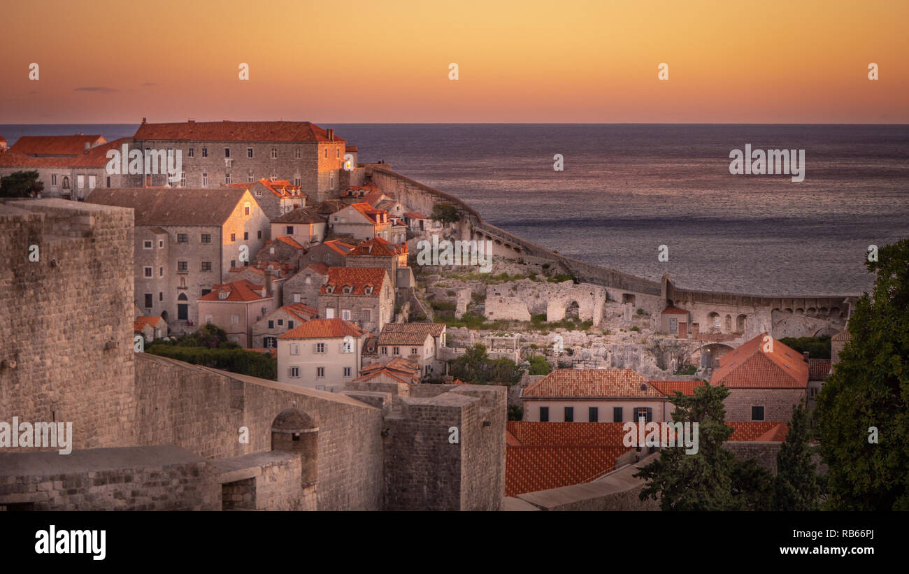 Blick über die Stadt und die Stadtmauer der historischen Altstadt Dubrovnik, Kroatien Stockfoto