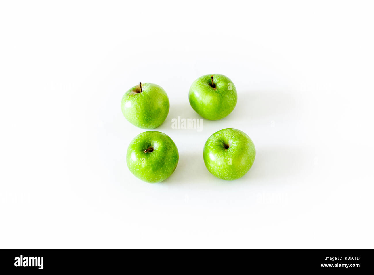 Eine Gruppe von vier grünen Granny Smith äpfel isoliert auf weißem Hintergrund Stockfoto