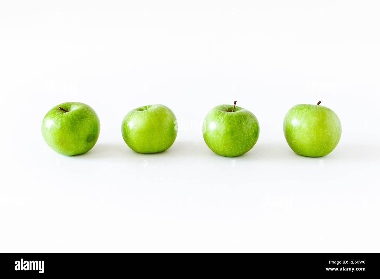 Eine Gruppe von vier grünen Granny Smith äpfel isoliert auf weißem Hintergrund Stockfoto