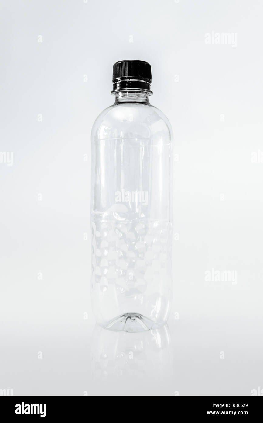 Eine leere Generic single use Plastikwasserflasche auf einem weißen Hintergrund, ohne Etikett Stockfoto