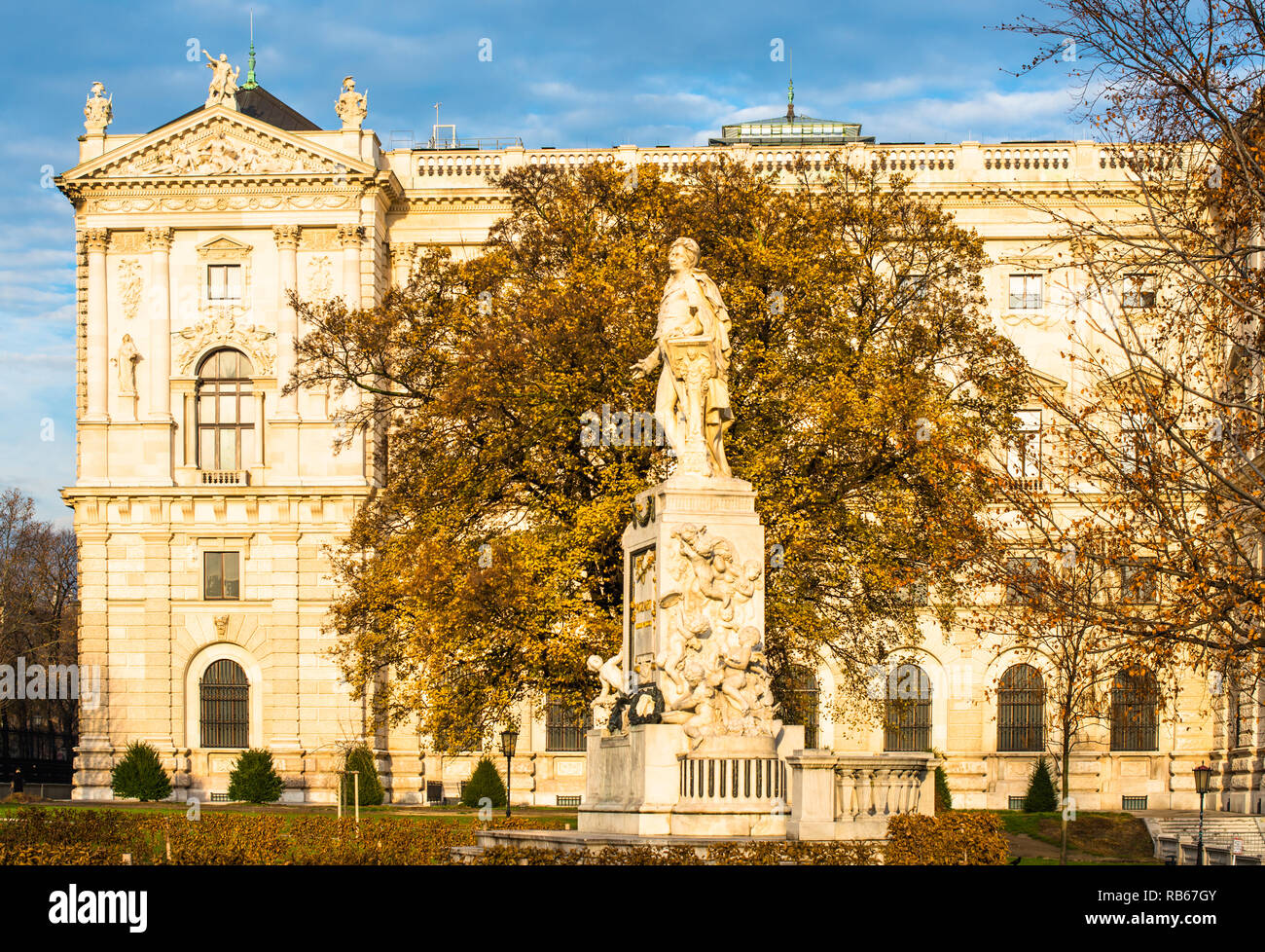 Neue Burg Gebäude Teil der Hofburg Palace Complex von Burggarten gesehen. Wien, Österreich. Stockfoto