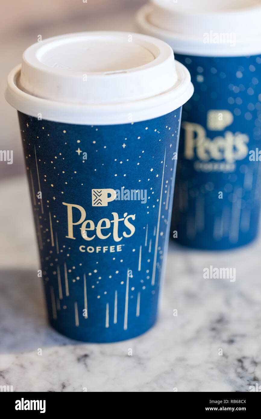AUSTIN, TX - 29. Dezember 2018 - die einmaligen Tasse Pete's Kaffee mit Winter's Holiday Design Stockfoto