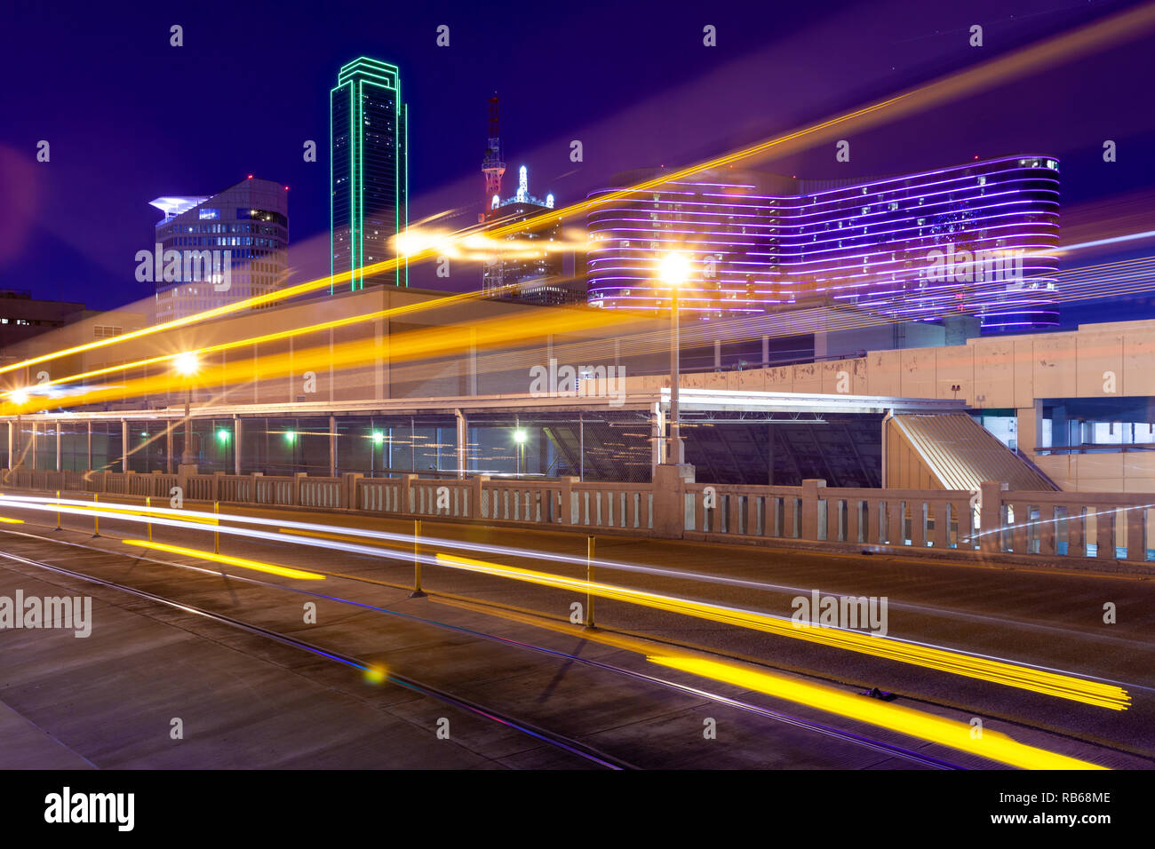 Leichte Spuren von beweglichen Straßenbahn auf dem Houston Street mit der Stadt Dallas im Hintergrund Stockfoto