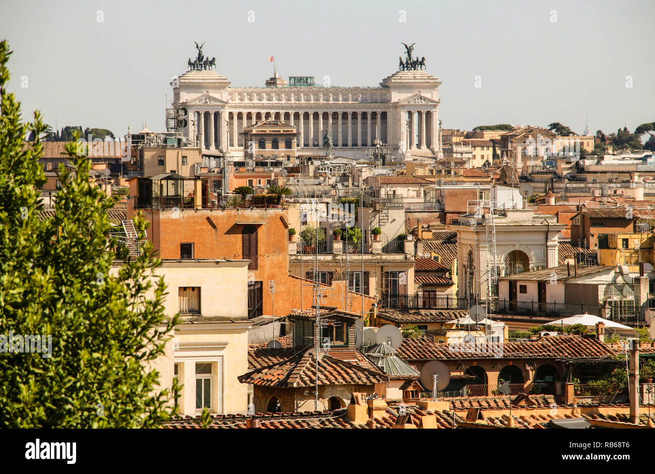 Blick über die Dächer und das Denkmal Victor Emmanuel II. in den Hintergrund, Rom, Italien Stockfoto