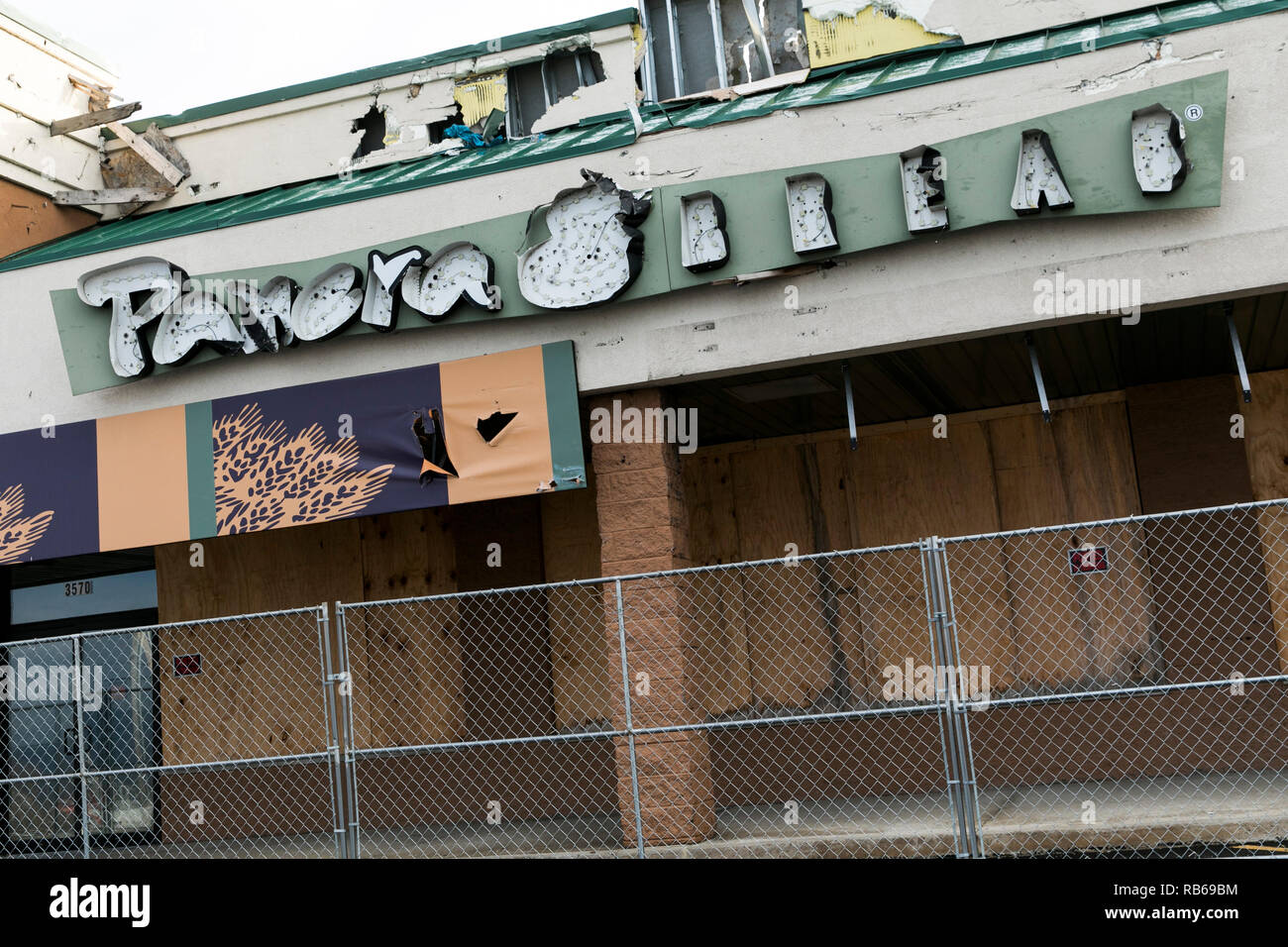 Ein logo Zeichen außerhalb eines geschlossenen Panera Bread Restaurant in Wilkes-Barre, Pennsylvania, am 30. Dezember 2018. Stockfoto