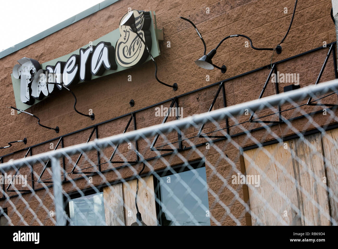 Ein logo Zeichen außerhalb eines geschlossenen Panera Bread Restaurant in Wilkes-Barre, Pennsylvania, am 30. Dezember 2018. Stockfoto